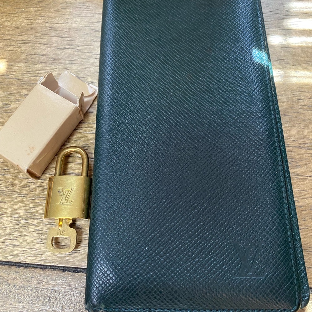 Louis Vuitton Bundle! New with key lock and used Men’s Green Checkbook Wallet